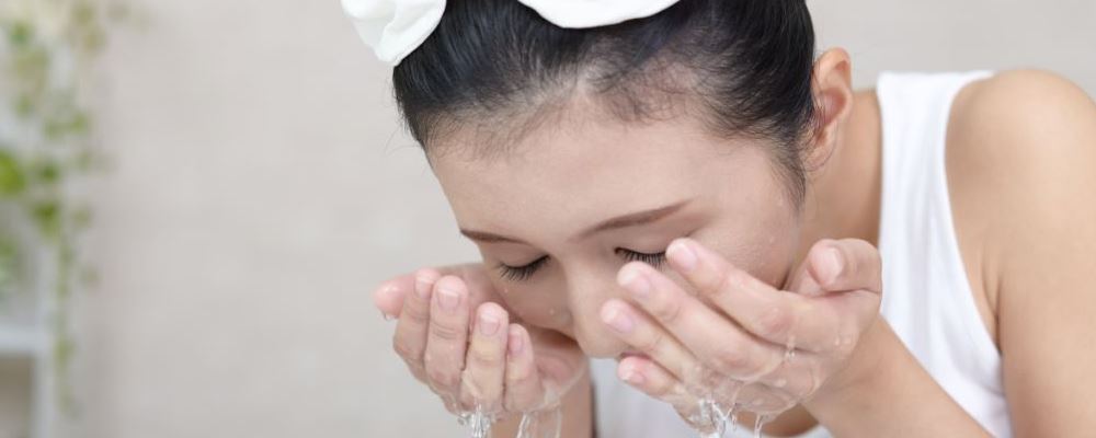 怎样洗脸才能护肤 去角质有作用吗 怎样洗脸才能护肤 护肤的方法是什么 女人如何护肤对抗皱纹