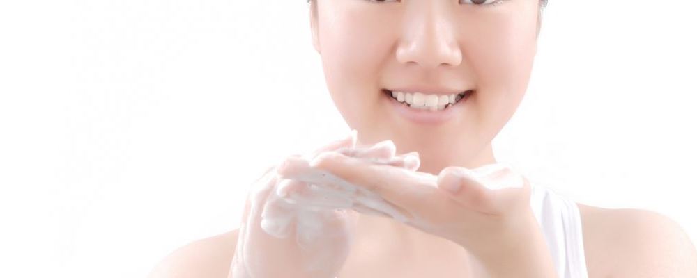 怎样洗脸才能护肤 去角质有作用吗 怎样洗脸才能护肤 护肤的方法是什么 女人如何护肤对抗皱纹