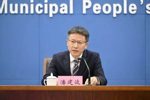 市政府召开新闻发布会，市卫生健康委就“让群众就近享受优质医疗 ”等问题回答记者提问
